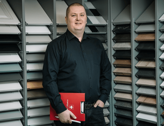 Küchenberater Vladimir Barsukov von MVK Küchen & Raumdesign vor Fronten- und Materialmustern