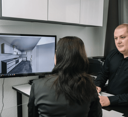 Küchenberater und Kundin bei der 3D-Küchenplanung am Bildschirm - MVK Küchen & Raumdesign