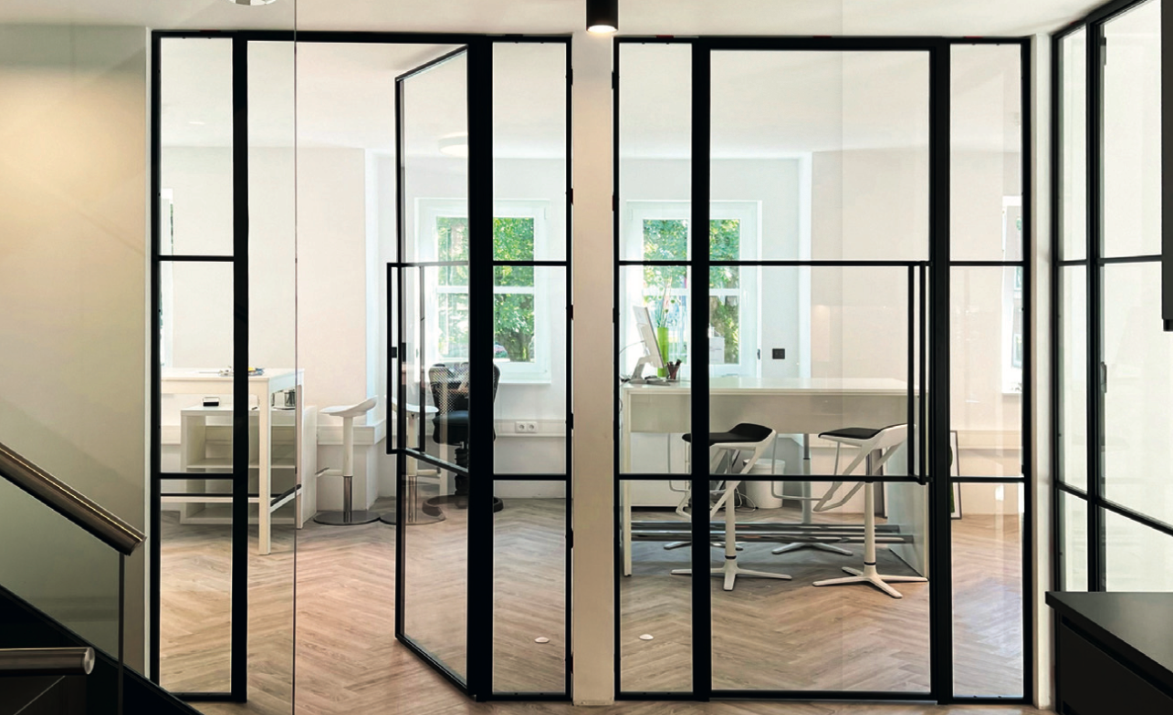 Stahl-Glas-Trennwand mit Drehtür als Besprechungsraumabtrennung im Büro