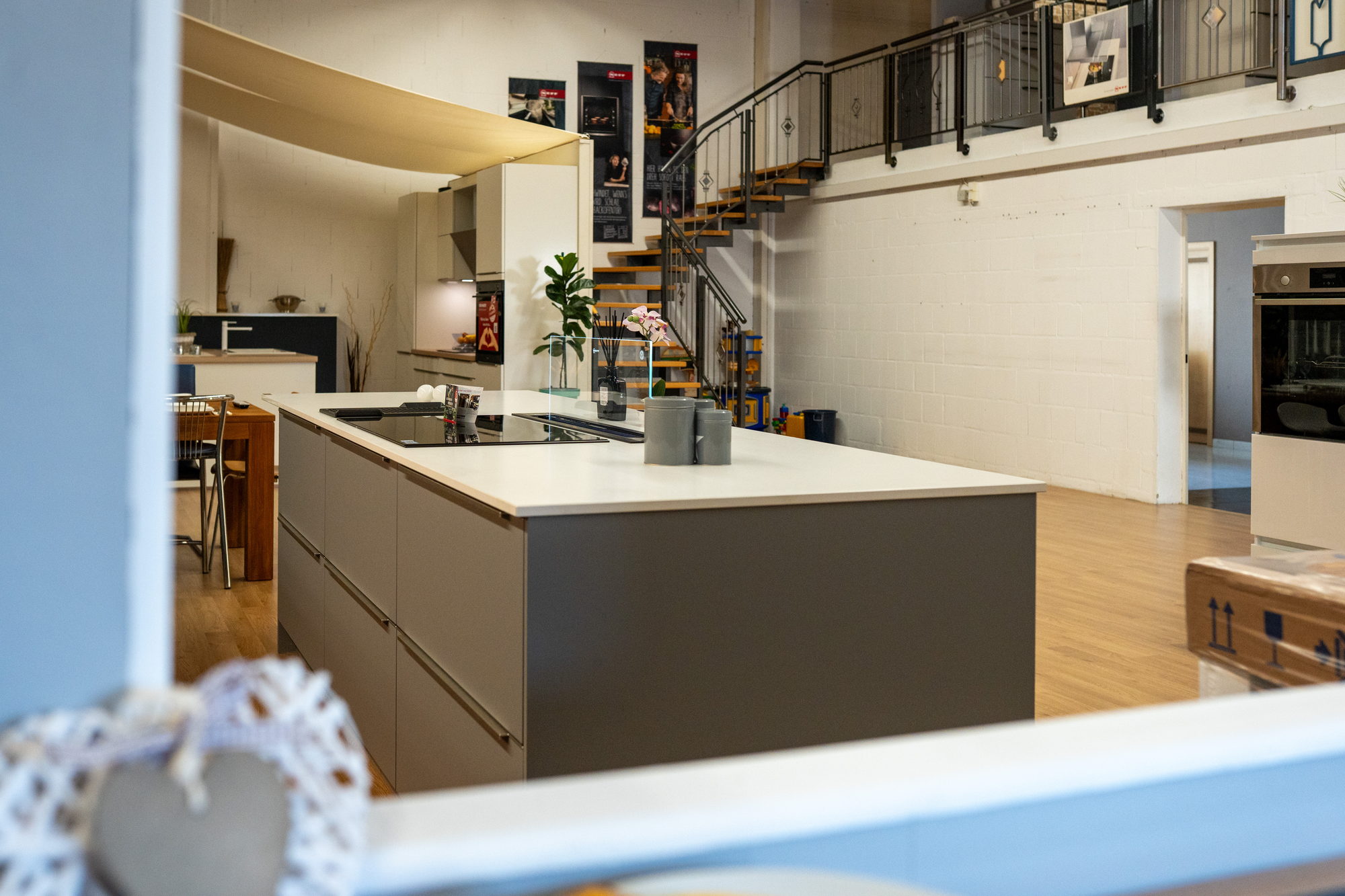 Küchenausstellung mit Galerie, Stahltreppe und großer Kochinsel, Küchenstudio aus Rheda-Wiedenbrück für Gütersloh