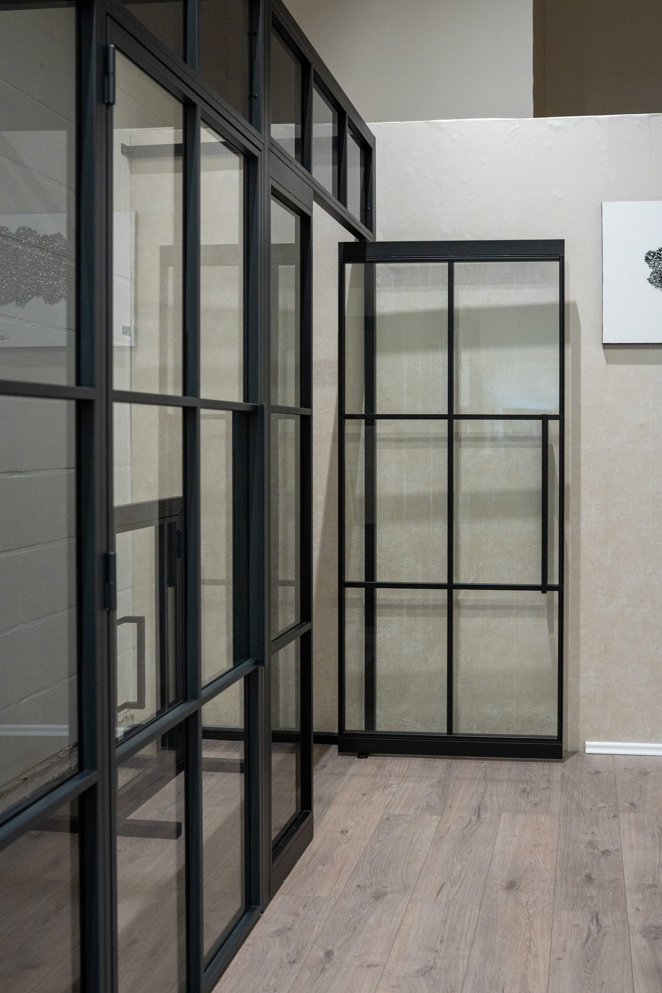 Lofttüren und Glastrennwände aus schwarzem Stahl und Glas im Industrial-Style in der Ausstellung, Loft-Lösungen für Münster
