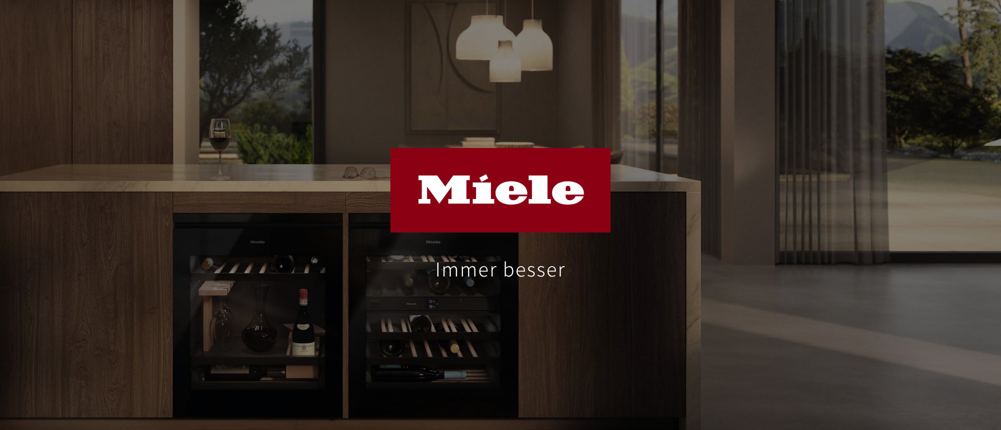 Miele Logo mit dem Claim Immer besser über einer Kochinsel mit zwei Miele Weinkühlschränken