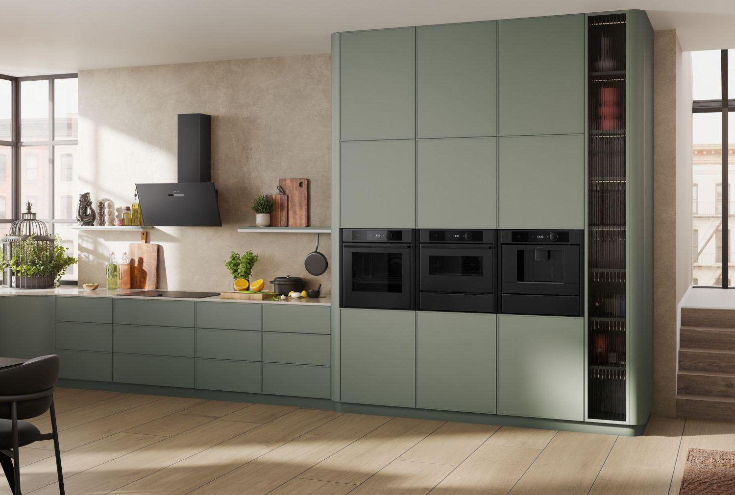  Salbeigrüne Küche mit Neff Einbaugeräten
im Matt Black Design: Backofen, Kompaktbackofen
und Kaffeevollautomat in der Hochschrankzeile